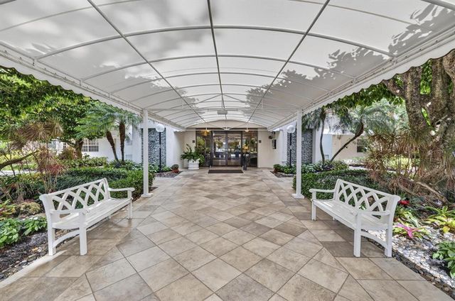 3499 Oaks Way 105, Pompano Beach, FL 33069