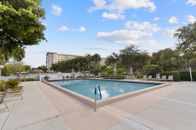 3499 Oaks Way 105, Pompano Beach, FL 33069
