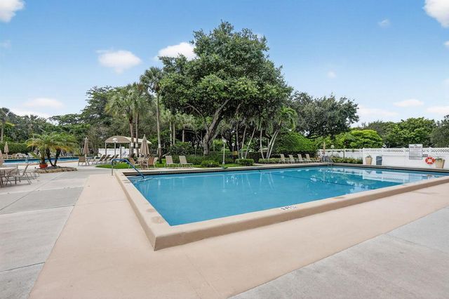 3499 Oaks Way 105, Pompano Beach, FL 33069