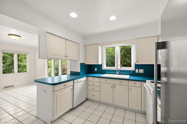 1754 Ruby Avenue, Rochester Hills, MI 48309