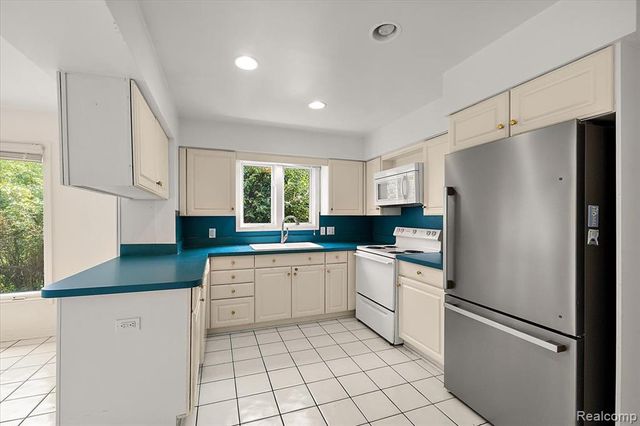 1754 Ruby Avenue, Rochester Hills, MI 48309