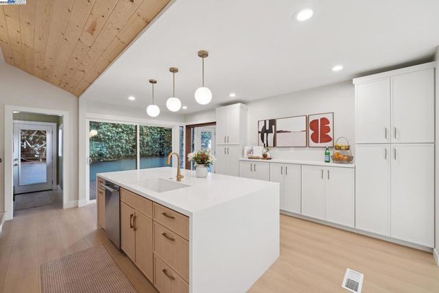 201 201 Amherst Ave, Kensington, CA 94708