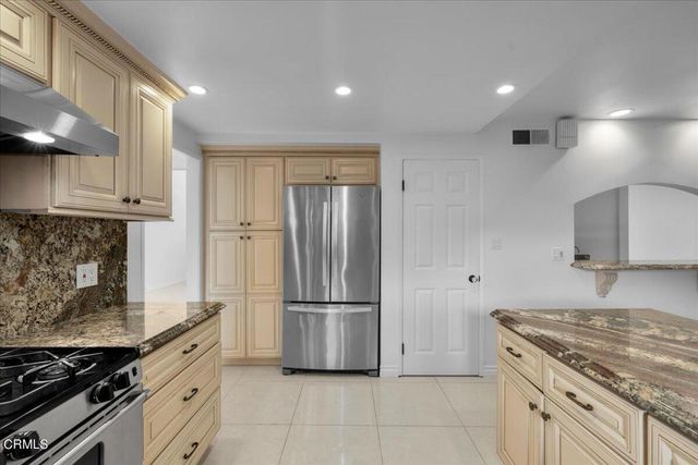 2222 Pier Avenue, Santa Monica, CA 90405