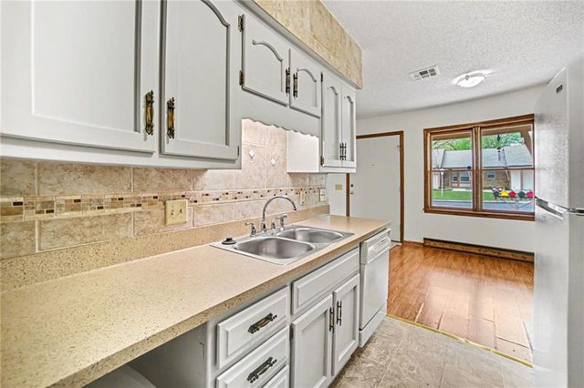 18867 Sunrise Drive, Belton, MO 64012