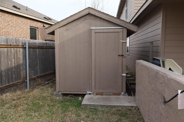 5032 Irvine LN, Del Valle, TX 78617