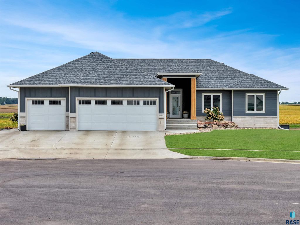 1016 Putter Cir Circle, Dell Rapids, SD 57022
