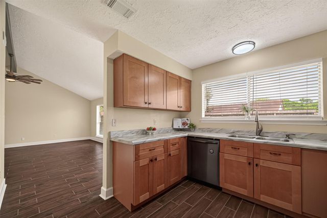 7419 S Choctaw Street, Baytown, TX 77521