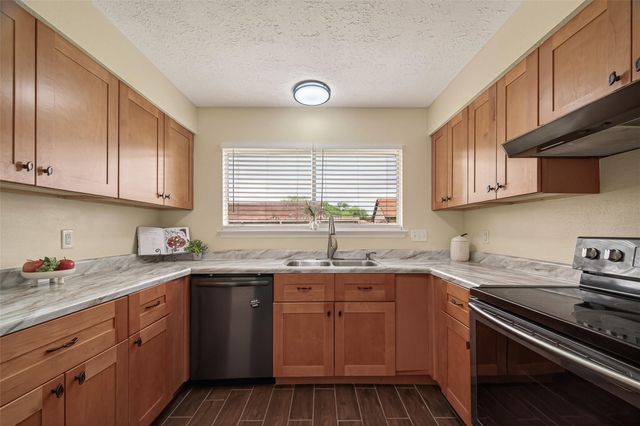 7419 S Choctaw Street, Baytown, TX 77521