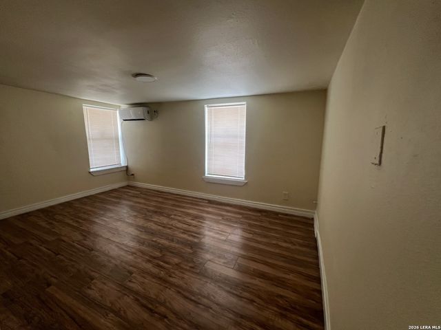 1730 W Poplar, San Antonio, TX 78207