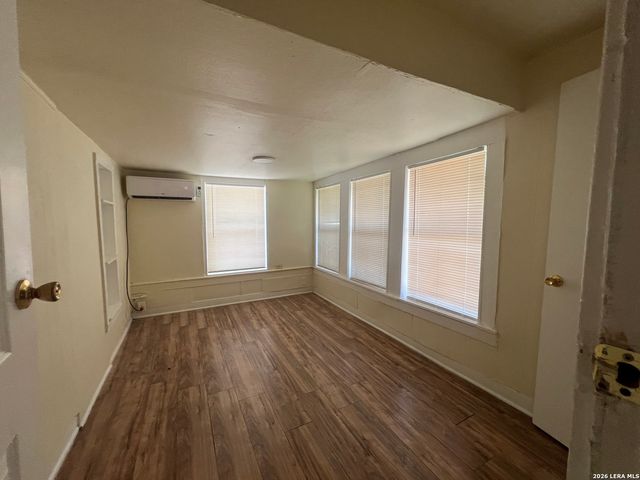 1730 W Poplar, San Antonio, TX 78207