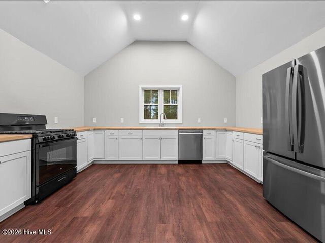 1050 Lakebay Road, Vass, NC 28394