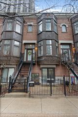 207 E 13TH Street, Chicago, IL 60605