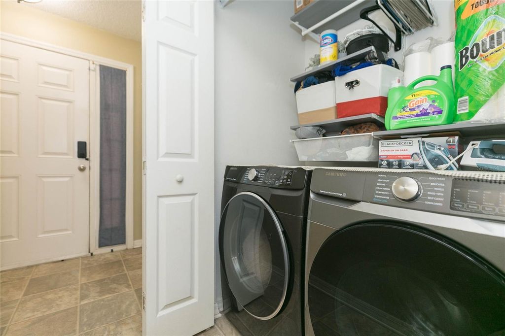Image 14 of property listing at 9922 ASHBURN LAKE DRIVE, Tampa, FL 33610