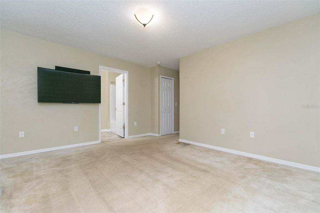 Image 24 of property listing at 9922 ASHBURN LAKE DRIVE, Tampa, FL 33610