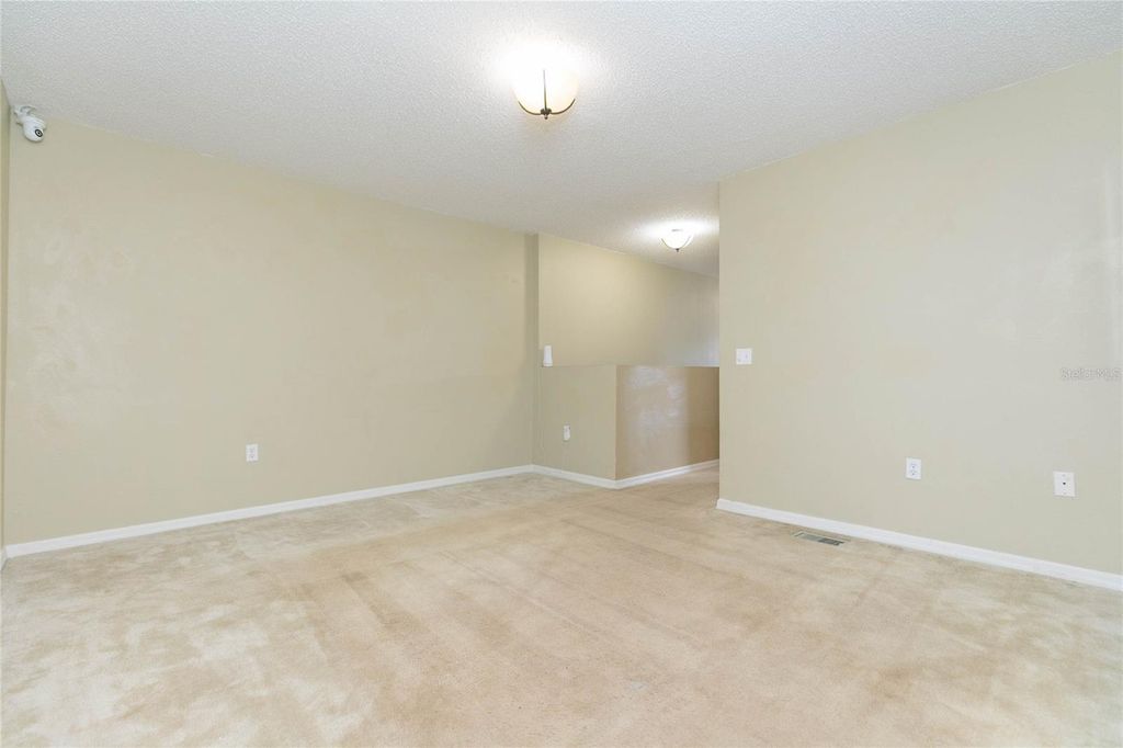 Image 26 of property listing at 9922 ASHBURN LAKE DRIVE, Tampa, FL 33610