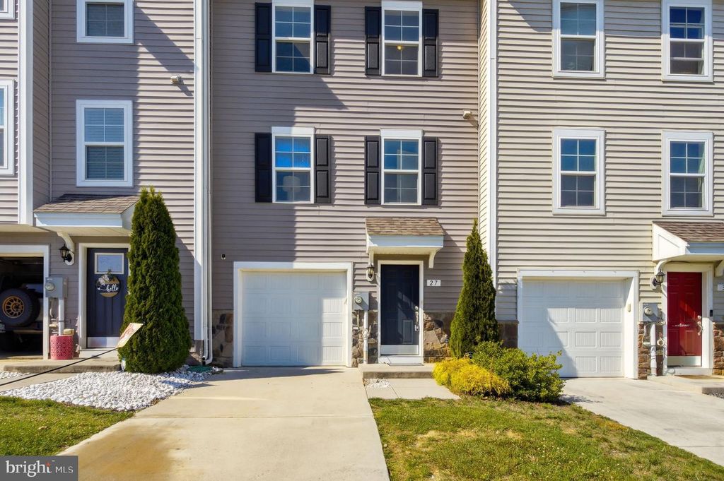 27 TATE MANOR DR, Charles Town, WV 25414