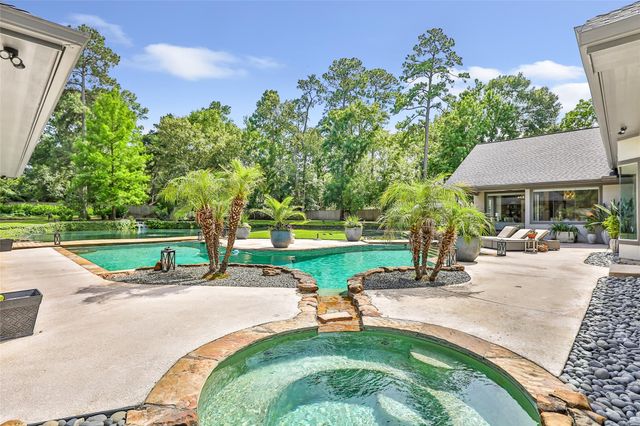 11 Turtle Cove Court, Kingwood, TX 77346