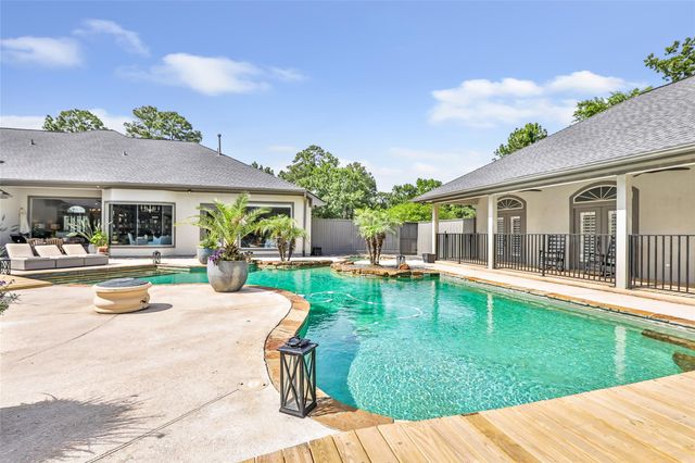 11 Turtle Cove Court, Kingwood, TX 77346