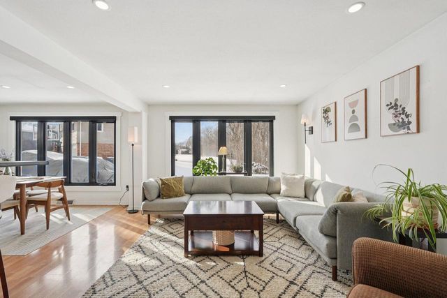 293 Meadowside COURT, Pewaukee, WI 53072