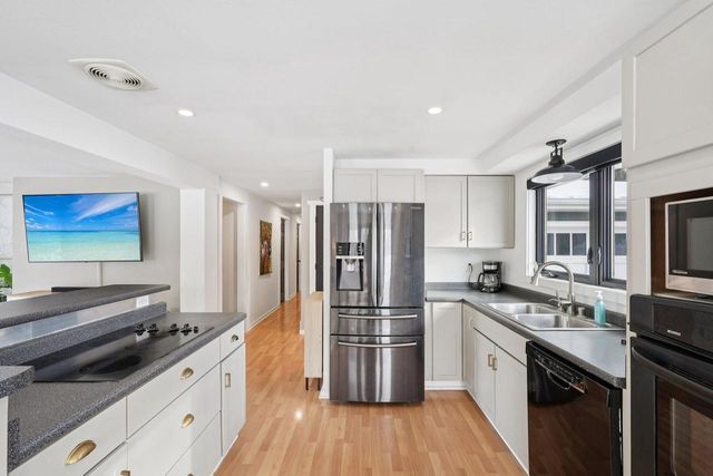 293 Meadowside COURT, Pewaukee, WI 53072