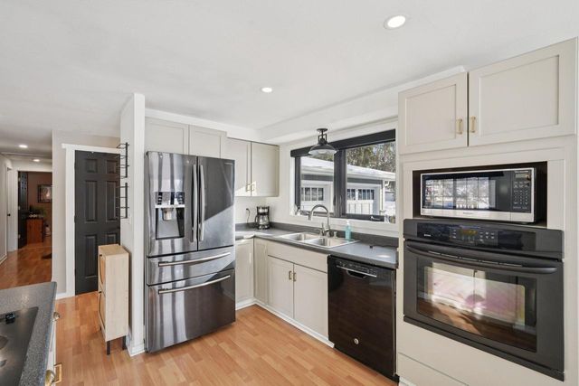 293 Meadowside COURT, Pewaukee, WI 53072