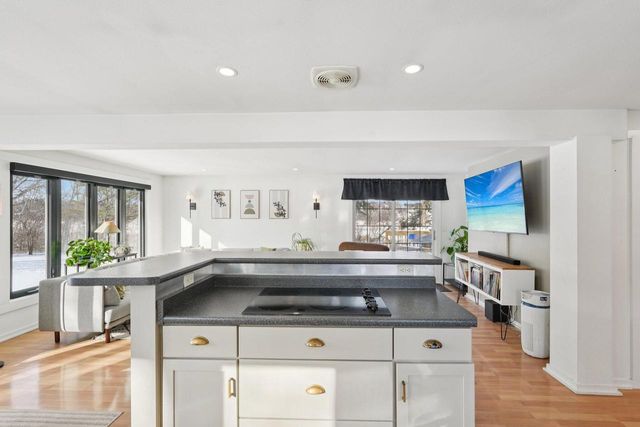 293 Meadowside COURT, Pewaukee, WI 53072