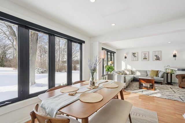 293 Meadowside COURT, Pewaukee, WI 53072