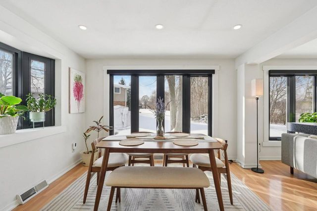 293 Meadowside COURT, Pewaukee, WI 53072