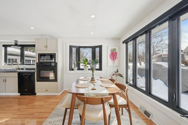 293 Meadowside COURT, Pewaukee, WI 53072