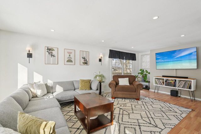 293 Meadowside COURT, Pewaukee, WI 53072