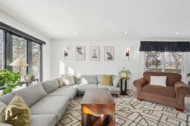 293 Meadowside COURT, Pewaukee, WI 53072