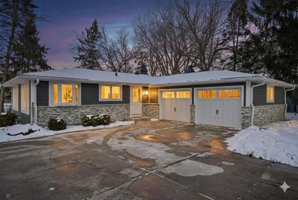 293 Meadowside COURT, Pewaukee, WI 53072