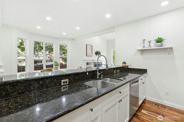 23912 SE 7th St, Sammamish, WA 98074