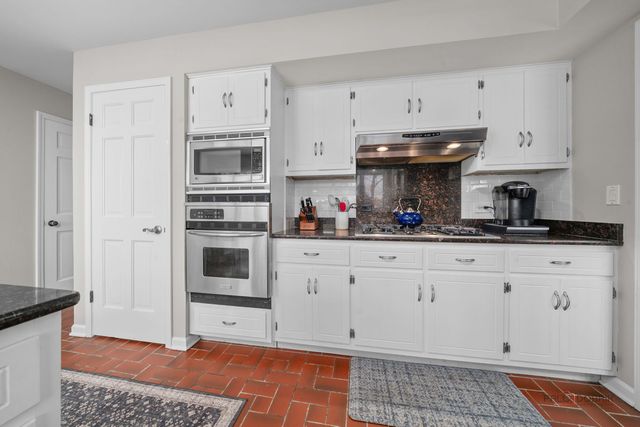 26982 W Lakeview Drive S, Lake Barrington, IL 60084