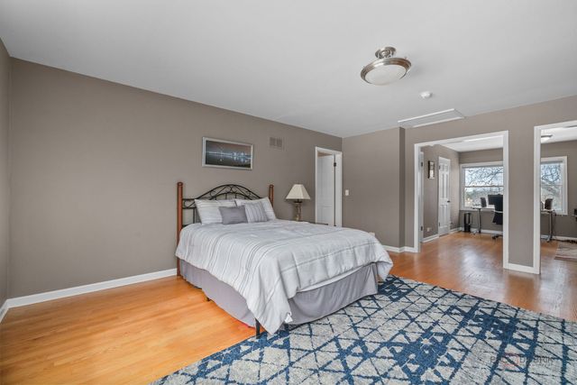 26982 W Lakeview Drive S, Lake Barrington, IL 60084