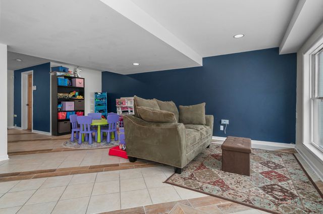 26982 W Lakeview Drive S, Lake Barrington, IL 60084