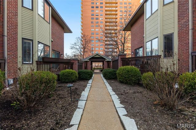 4465 W Pine Boulevard 18, St Louis, MO 63108