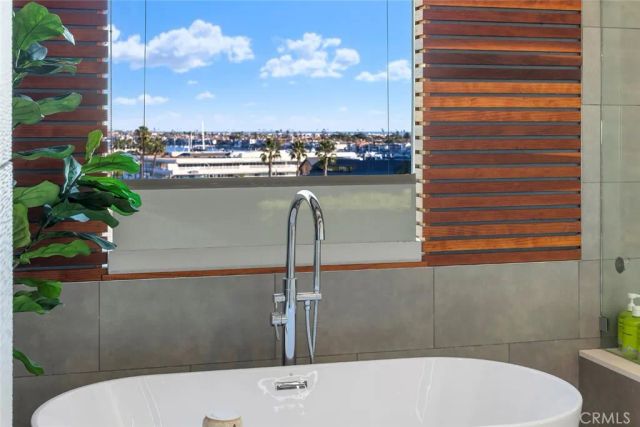 210 La Jolla, Newport Beach, CA 92663