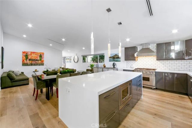 210 La Jolla, Newport Beach, CA 92663