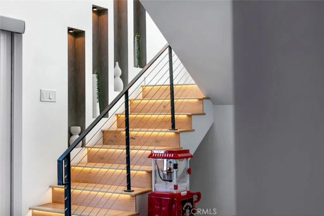 210 La Jolla, Newport Beach, CA 92663