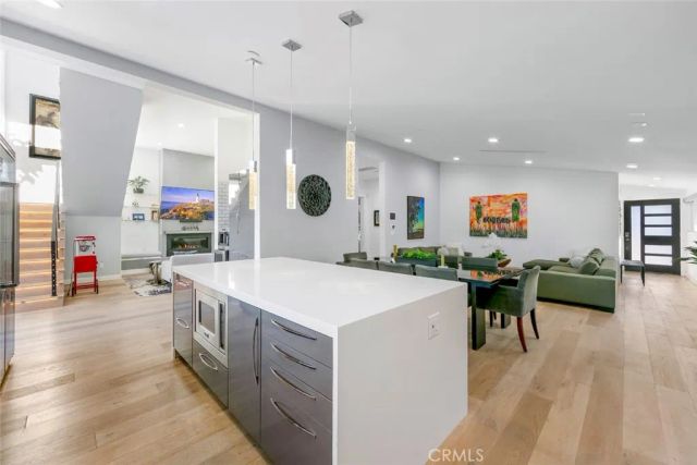 210 La Jolla, Newport Beach, CA 92663