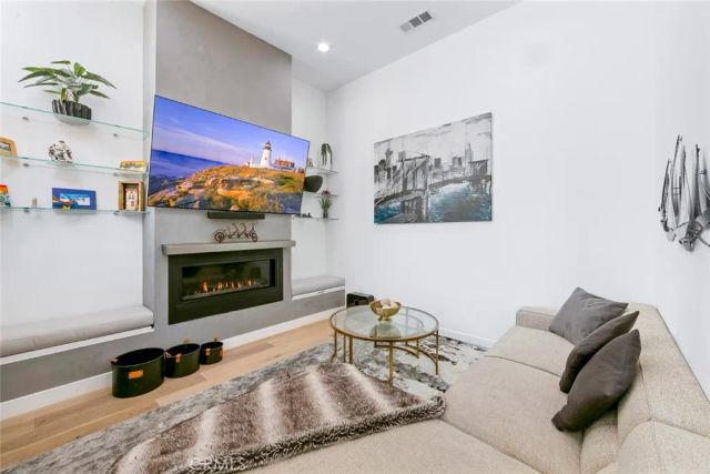 210 La Jolla, Newport Beach, CA 92663