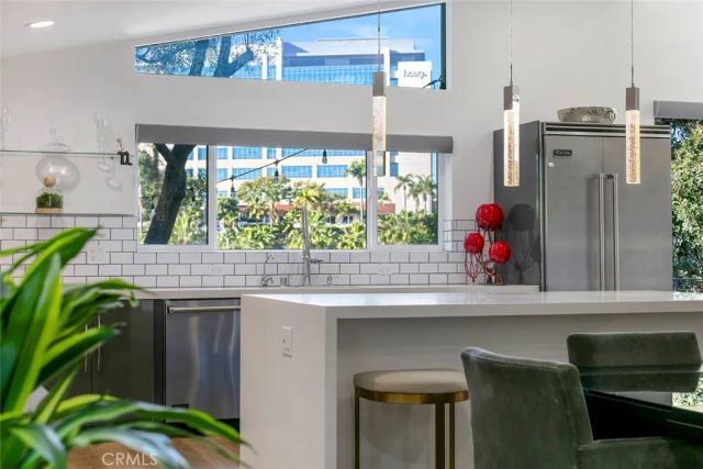 210 La Jolla, Newport Beach, CA 92663