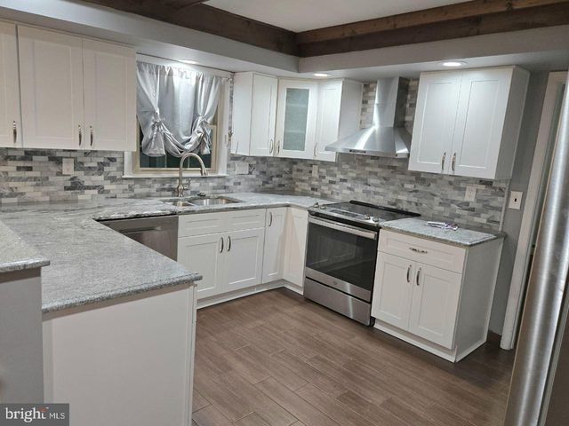 18 PRINCE CIR, Southampton, PA 18966