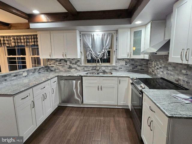 18 PRINCE CIR, Southampton, PA 18966
