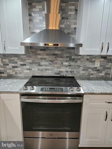 18 PRINCE CIR, Southampton, PA 18966