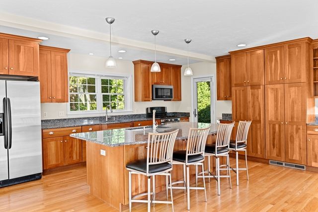 5 Pocasset Rd, Bourne, MA 02562