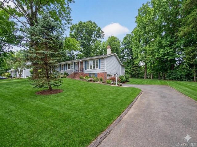 17 Victoria Drive, Airmont, NY 10901