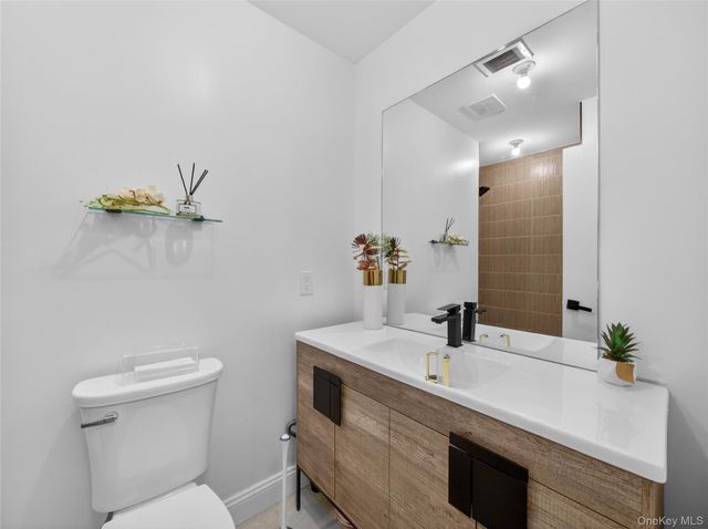 17 Victoria Drive, Airmont, NY 10901