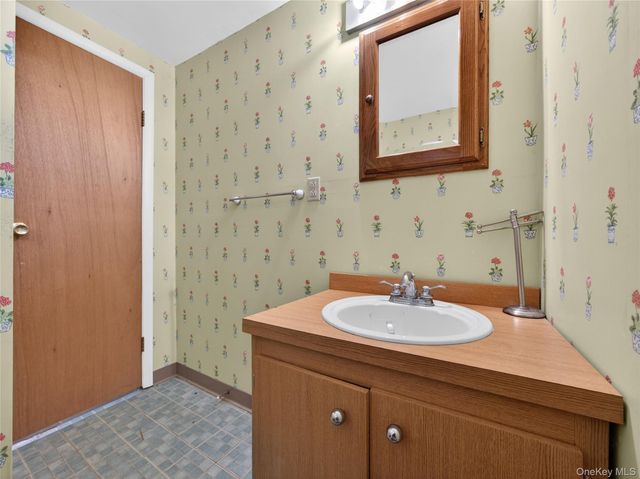 17 Victoria Drive, Airmont, NY 10901